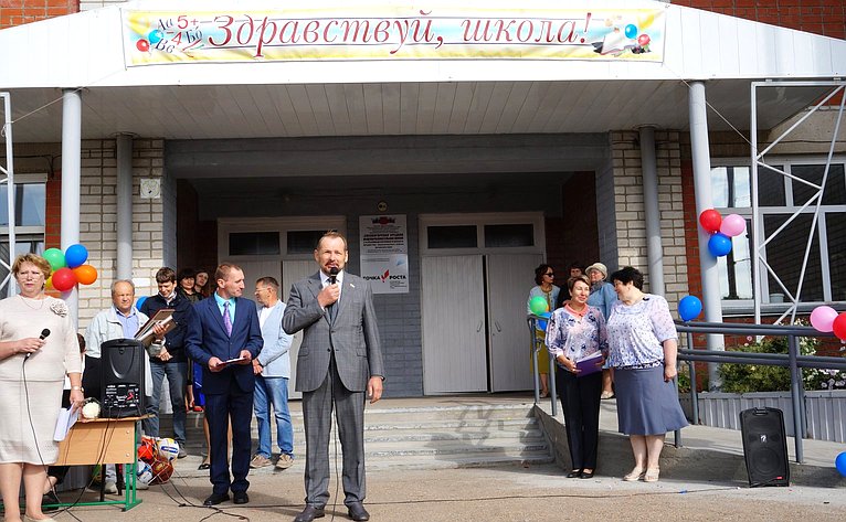 Сергей Белоусов поздравил педагогов и учащихся алтайских школ с началом нового учебного года и Днем знаний