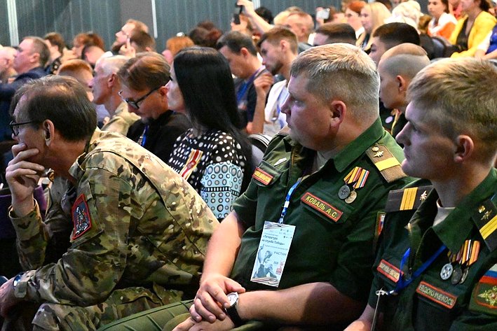 Александр Ролик принял участие в пленарной дискуссии на тему «Литература как мост исторической памяти» во Владивостоке
