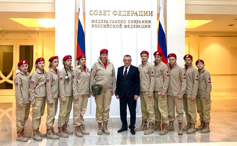 В. Бекетов и отряд сочинских Юнармейцев в Совете Федерации