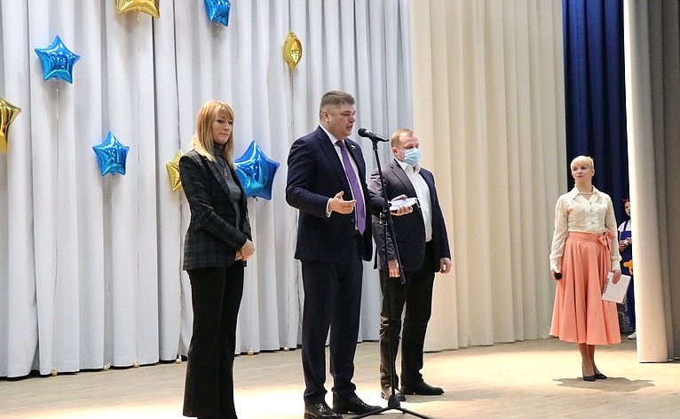 Дмитрий Василенко посетил новое здание школы в Шлиссельбурге Ленинградской области