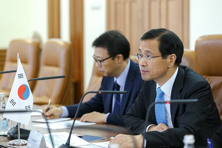 Встреча И. Умаханова и В. Игнатенко с представителем Южной Кореи