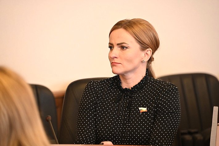 Ирина Кожанова приняла участие в заседании комитета Смоленской областной Думы по социальной политике