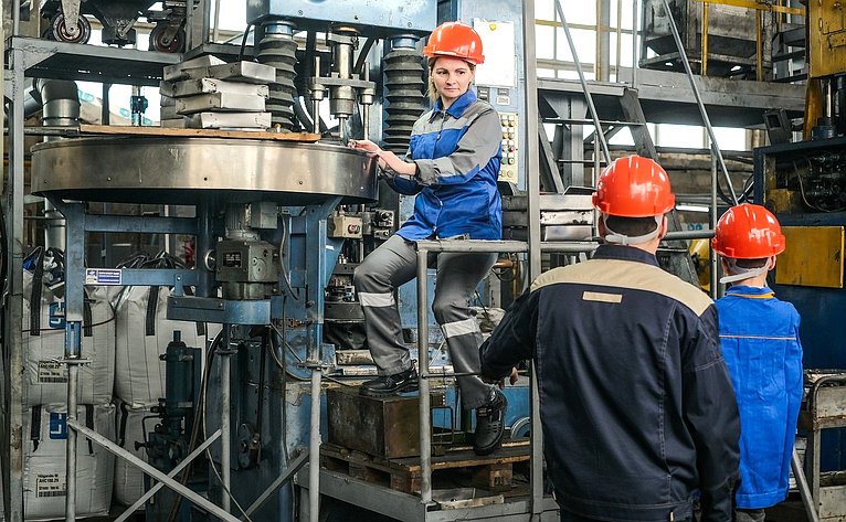 Константин Косачев и Сергей Мартынов посетили в Йошкар-Оле предприятие, работающее в сфере порошковой металлургии