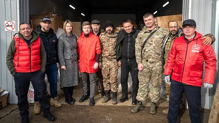 В ходе выезда в Курскую область Айрат Гибатдинов провел встречи с местными жителями и передал гуманитарную помощь в ПВР и в расположения российских военнослужащих