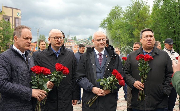 Сенаторы приняли участие в церемонии возложения цветов к Вечному огню на мемориальном комплексе «Парк Победы» в городе Горно-Алтайске, а также к памятнику воинам-землякам, погибшим в локальных войнах и вооруженных конфликтах
