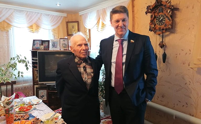 Андрей Шевченко посетил ветеранов Великой Отечественной войны и вручил им памятные подарки