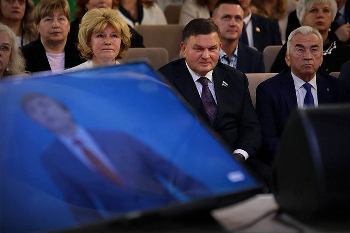 Сергей Перминов вручил Почетную грамоту Совета Федерации ректору Ленинградского государственного университета имени А.С. Пушкина Григорию Двасу