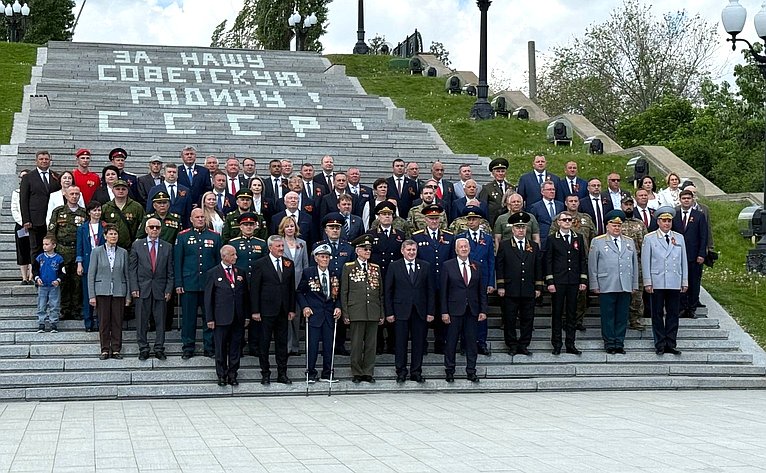 В целях увековечивания памяти участников Великой Отечественной войны, ушедших на фронт из Свердловской области, принимавших участие в Сталинградской битве, на Мамаевом кургане состоялась церемония открытия памятного знака