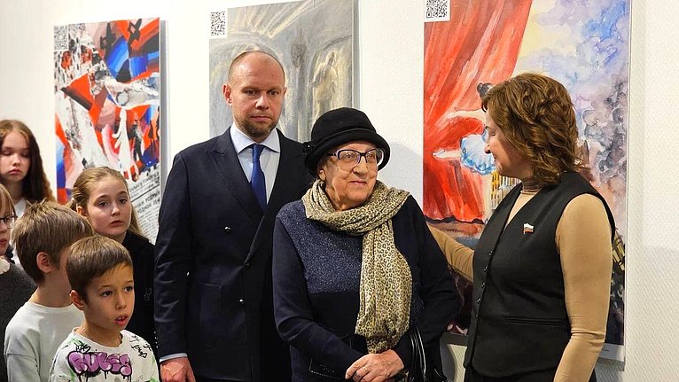 Лариса Круглова приняла участие в церемонии открытия в Мурманске выставки работ победителей Всероссийского конкурса детского рисунка «Жизнь, делённая на граммы»