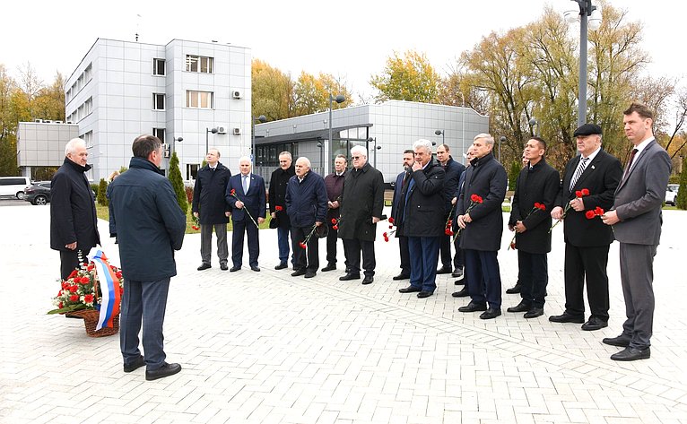 Сенаторы возложили цветы к памятнику испытателям отечественного ядерного оружия