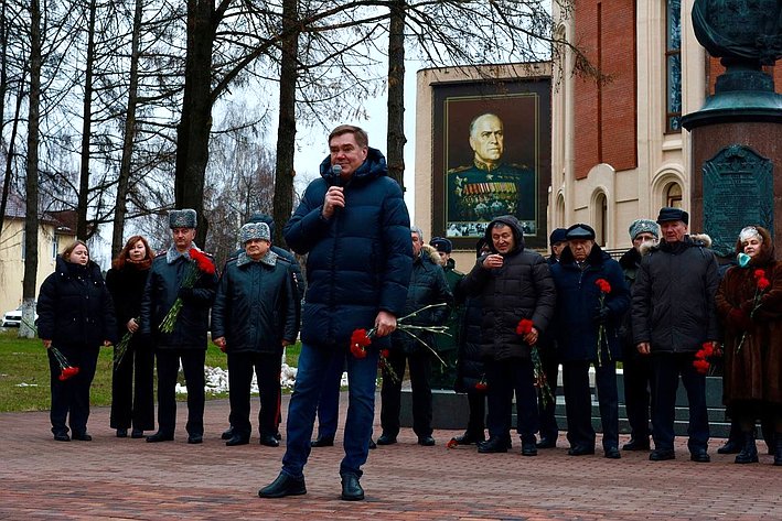 Александр Савин в ходе поездки в регион принял участие в торжественных мероприятиях, посвященных празднованию 128-й годовщины со Дня рождения Маршала Победы Георгия Константиновича Жукова