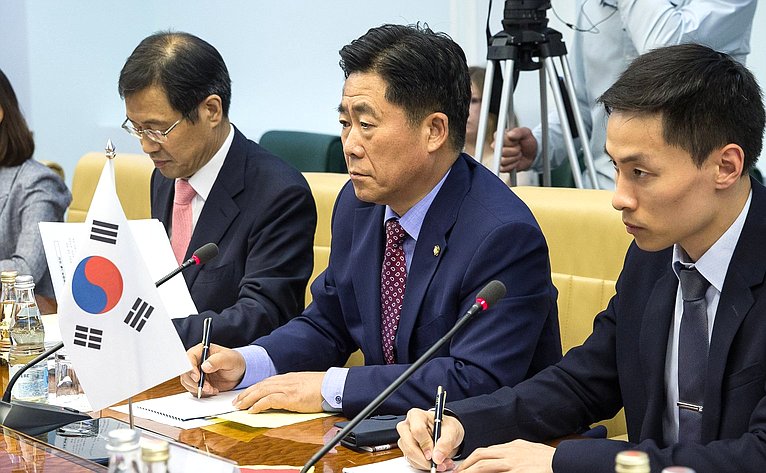 Рафаил Зинуров провел встречу с делегацией Национального собрания Республики Корея во главе с депутатом Ким Гю Хваном