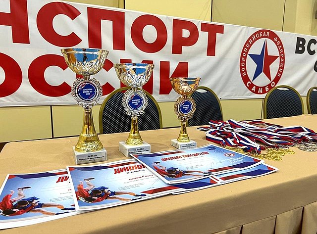 Николай Владимиров приветствовал юных самбистов на соревнованиях в Чувашии