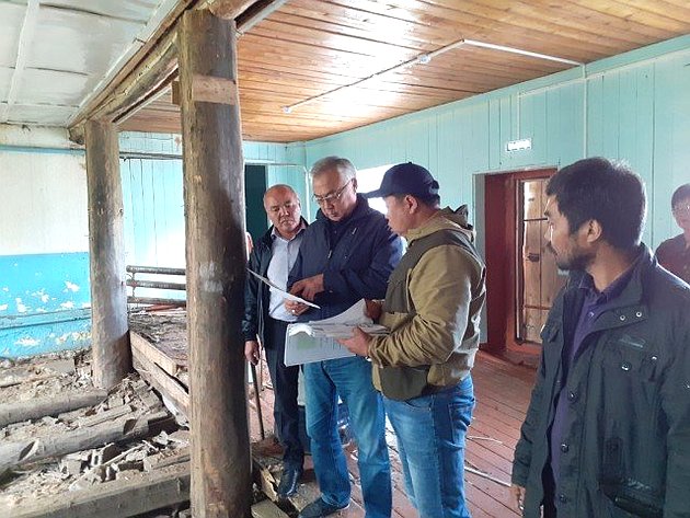 Б. Жамсуев осмотрел объекты, строящиеся в рамках реализации нацпроектов и региональных программ в Агинском районе Забайкалья