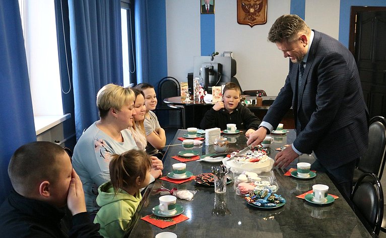 Александр Жуков в предпраздничные дни вручил подарки детям из Абазы, Сорска, Черногорска и Белого Яра