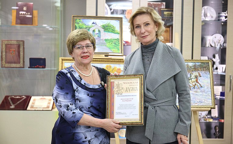 Инна Святенко открыла в столичном парламенте выставку картин «Живопись долголетия. С любовью к Родине»