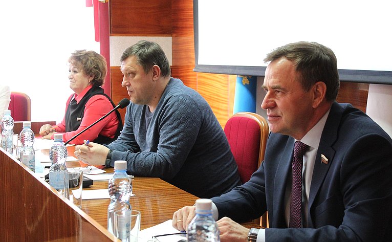 Виктор Новожилов в ходе рабочей поездки в регион принял участие в Совете глав Вельского района