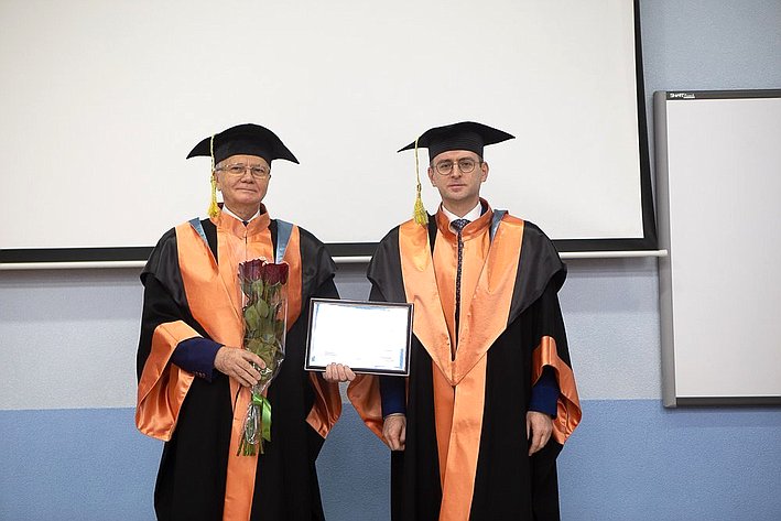 За большой вклад в развитие Самарского университета Фариту Мухаметшину, доктору политических наук, было присвоено звание «Почетный доктор Самарского университета»