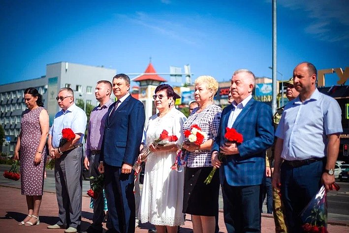 Ольга Бас вместе с представителями органов власти региона возложила цветы к памятнику «Они отстояли Родину»
