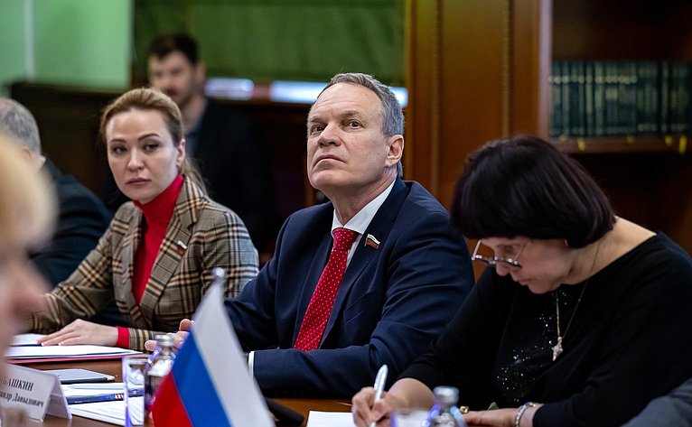 Андрей Климов провел выездное заседание рабочей группы на тему «О противодействии попыткам недружественных государств разрушить территориальное единство Российской Федерации»