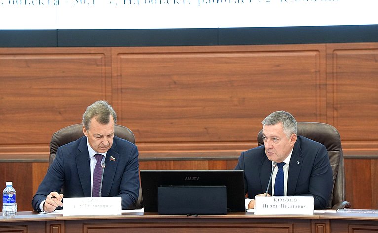 Сенаторы приняли участие в совещании по строительству школы в г. Братске