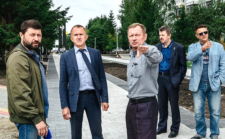 Владимир Кравченко проконтролировал ход работ, которые ведутся в томском сквере воинов-интернационалистов «Парк Победы»