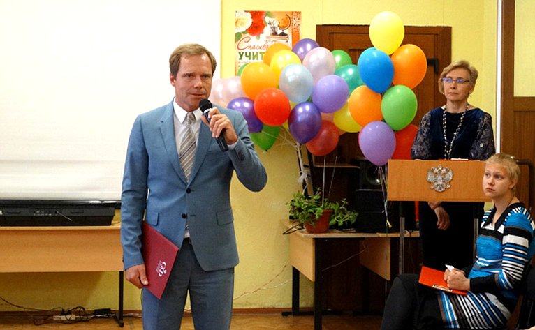 Андрей Кутепов посетил городскую школу № 251 и принял участие в церемонии награждения в рамках проекта «Дети-герои»