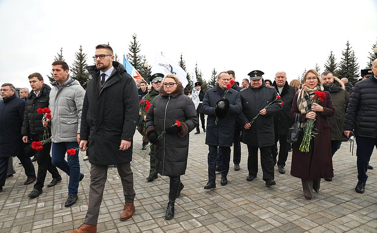 Сенаторы РФ приняли участие в ежегодной патриотической акции, приуроченной ко Дню Неизвестного Солдата