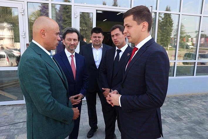 Максим Кавджарадзе совместно с руководством региона провёл осмотр хода реконструкции здания бывшего кинотеатра «Луч» в городе Ельце