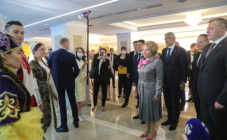Валентина Матвиенко вместе с руководителями региона также осмотрела развернутую в верхней палате выставку, посвященную социально-экономическому развитию Астраханской области