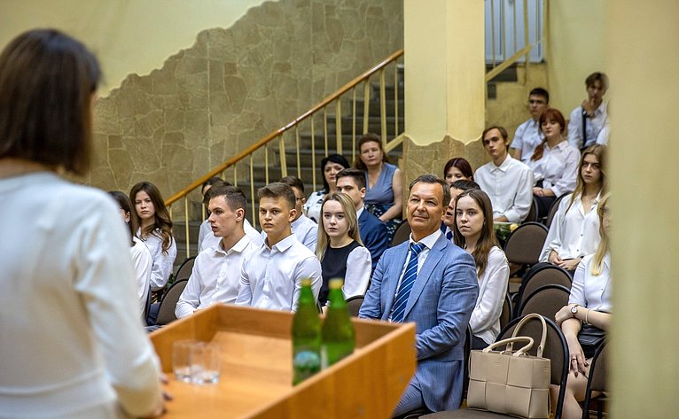 В День знаний Андрей Яцкин посетил среднюю общеобразовательную школу № 37