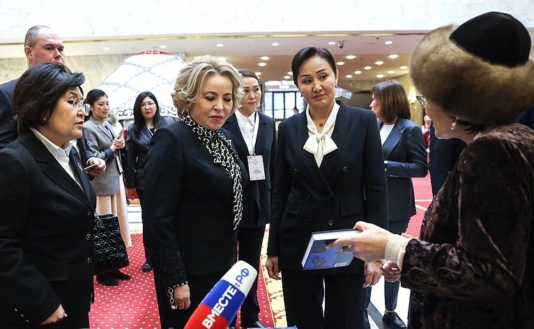 Председатель СФ Валентина Матвиенко осмотрела выставку, посвященную культурным традициям Кыргызстана