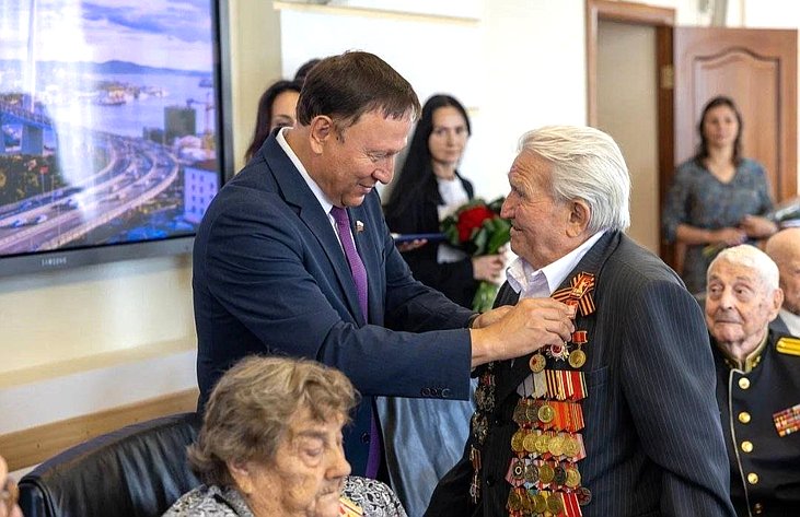 Александр Ролик совместно с главой Владивостока Константином Шестаковым провел встречу с проживающими в столице Приморья ветеранами — участниками боев с милитаристской Японией в августе-сентябре 1945 года