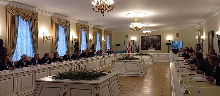 Лилия Гумерова провела совещание на тему «Участие деятелей культуры и искусства в мероприятиях по поддержке участников специальной военной операции»