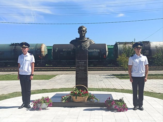На Привокзальной площади города Красный Кут прошла торжественная церемония открытия бюста Герману Титову