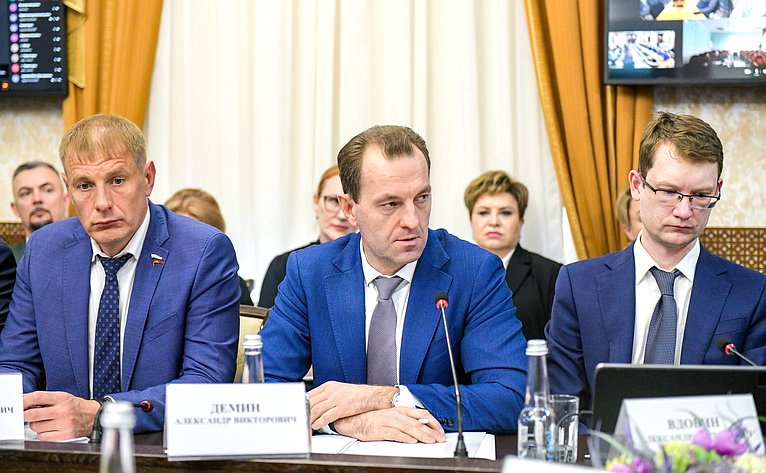 Вячеслав Тимченко провел расширенное заседание по вопросам контрольно-надзорной деятельности в Республике Хакасия