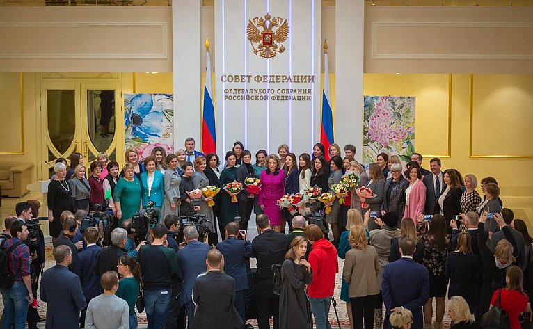 Открытие в Совете Федерации фотовыставки «Второй Евразийский женский форум. События. Эмоции. Лица»