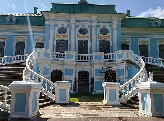Артем Малащенков окажет содействие в сохранении старинного здания на территории усадьбы А.С. Грибоедова