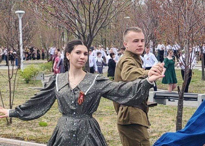 Александр Ролик во Владивостоке, в кампусе Дальневосточного федерального университета принял участие в патриотической акции «Международный Вальс Победы»