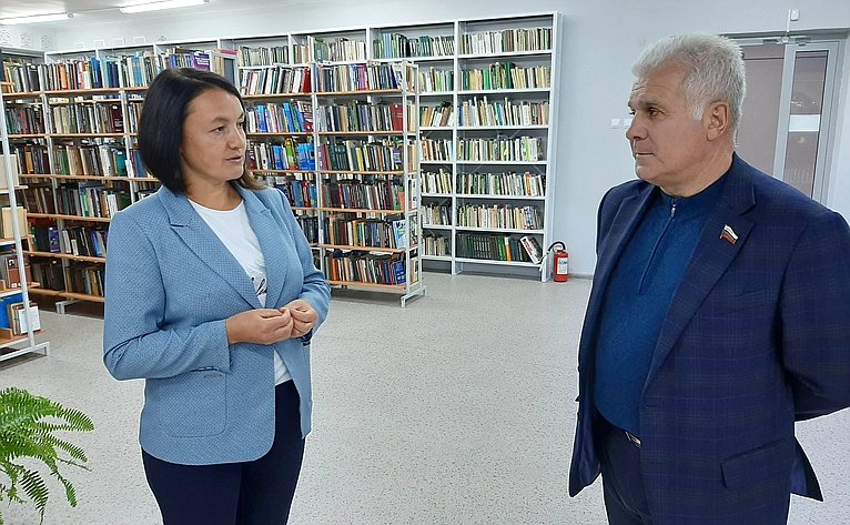 Сергей Мартынов посетил отдел редкой книги, созданный еще в 1994 году в главной библиотеке региона