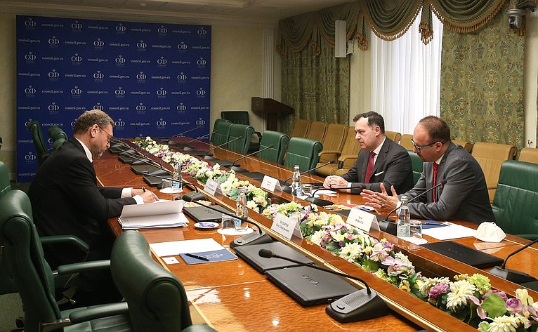 Константин Косачев провел встречу с президентом французского «Института Шуазель»