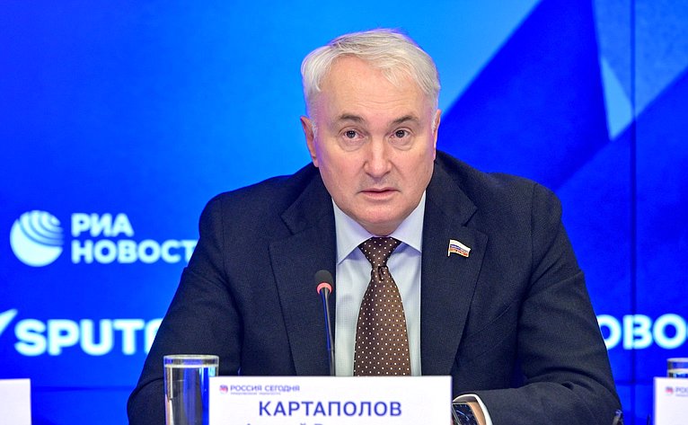 В пресс-центре МИА «Россия сегодня» прошла пресс-конференция по представленному докладу Международного общественного трибунала по преступлениям украинских неонацистов «Пытки российских военнослужащих: свидетельства освобожденных из украинского плена»