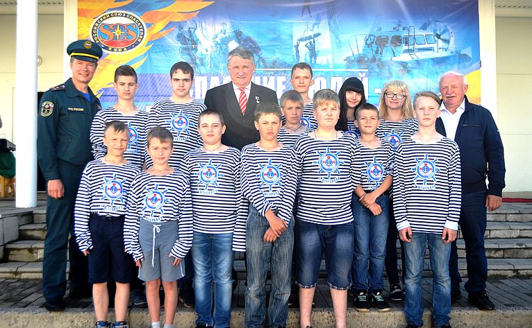 Заместитель Председателя СФ Ю. Воробьев с юными моряками