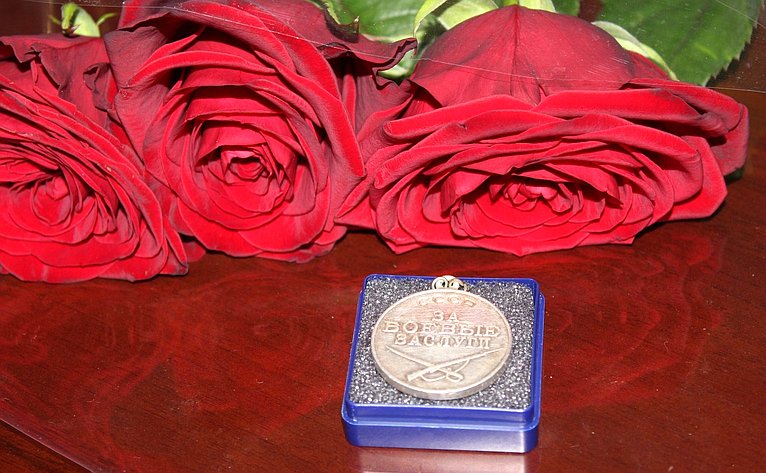 Олег Алексеев передал медаль «За боевые заслуги» родственникам участника Великой Отечественной войны