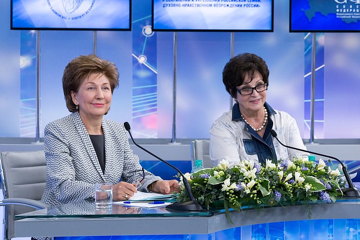 Г. Карелова и Е. Лахова провели встречу с активом Союза женщин России