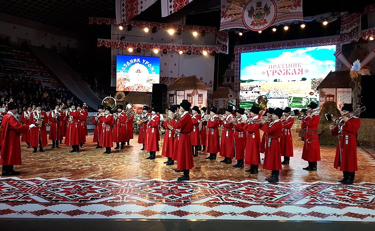 Торжественное мероприятие, посвящённое чествованию заслуг передовиков агропромышленного комплекса Кубани, прошло в краснодарском Дворце спорта «Олимп»