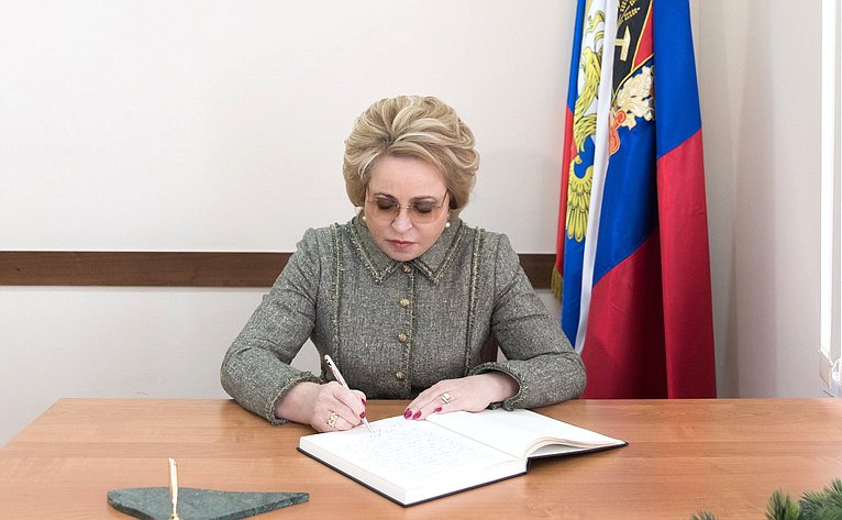 Председатель СФ сделала запись в Траурной книге представительства Кемеровской области
