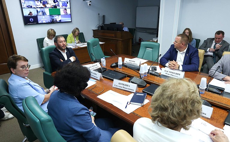 Совещание Комитета Совета Федерации по социальной политике на тему «Совершенствование системы обязательного медицинского страхования»