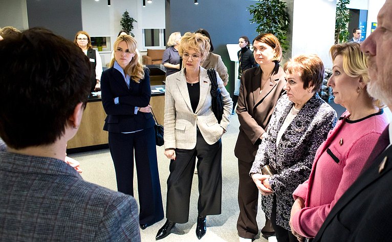 Сенаторы посетили московский Единый центр поддержки участников СВО и их семей