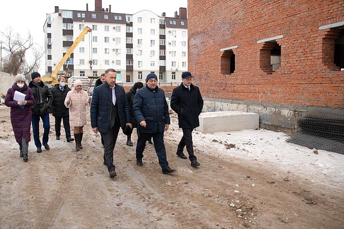 Сенатор Олег Алексеев вместе с главой района Дмитрием Романовым осмотрели строительную площадку, на которой возводится культурно-зрелищный комплекс
